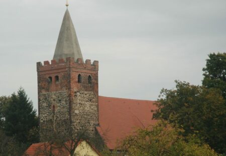Einschiffige Komptendorfer Feldsteinkirche mit quadratischem Turm aus dem 15. Jh.