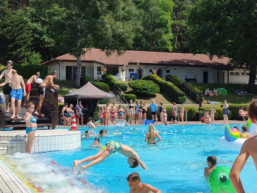 Ausgelassenes Treiben bei Spitzenwetter im Freibad Kochsagrund.