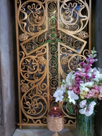 In der feinen Sioni Kirche (benannt nach Berg Zion) wird die bedeutendste Reliquie aufbewahrt: das Kreuz der heiligen Nino, die im 4. Jh. aus Syrien die christliche Lehre brachte. Ihr Kreuz aus Rebenholz ist hinter Glas und dem Ziergitter (o.) verwahrt.