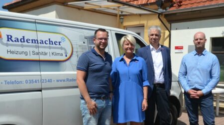 Ein leidenschaftlicher Handwerker ist auch der Calauer Installateur- und Heizungsbauermeister Swen Rademacher (l.). Er übernahm das Unternehmen von seinem Großvater bereits mit 21 Jahren und entwickelte es zu einem leistungsstarken Handwerksbetrieb mit 16 Mitarbeitern und zwei Lehrlingen. Der Calauer Bürgermeister Marco Babenz (r.) freut sich über die leistungsfähigen Unternehmen der Stadt und setzt sich neben einer stärkeren Vernetzung der Unternehmen auch für eine bessere Zusammenarbeit der Wirtschaft mit der Schule ein. 