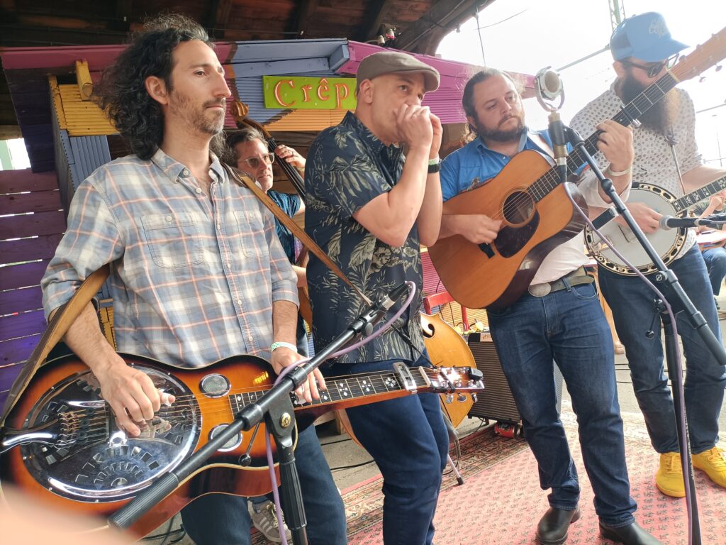 Tolles musikalisches Finale mit sentimentalen Geschichten aus Brooklyn / New York im „Prima Wetter“ am Bahngleis. Spätestens jetzt hatte sich das Radeln gelohnt.