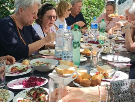 Ländliches Mittagsmahl, der Tisch ist reichlich gedeckt mit vielen Schälchen voller Gemüse, Fleisch und Gebäck - und ständig wird nachgelegt.