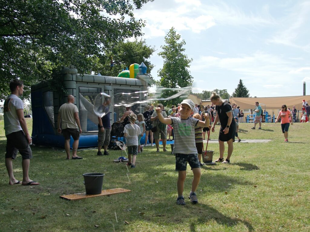 Am 8. Juli lud die Lebenshilfe Spremberg zu einem bunten Nachmittag auf dem Gelände der Kita „Flax & Krümel“.