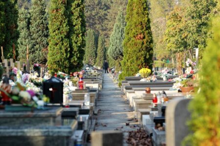 Der Friedhof: Ein Ort der Erinnerung, je gepflegter die Gräber umso lebendiger die Erinnerungen. Foto: pixabay/Goran Horvat