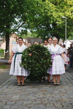 Hahnrupfen Silow Trachtenmaedchen