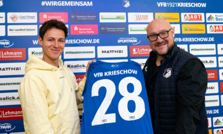 VfB Sport-Vorstand Christof Lehmann (r.) freut sich mit Neuzugang Clemens Fandrich (l.) Foto: Verein