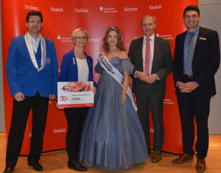 Einen dicken Scheck von der Sparkasse Spree-Neiße aus dem PS-Lotterie-Zweckertrag erhielt am Mittwoch auch der „Drebkauer Carneval Club e. V. “. Sparkassen-Geschäftsstellenleiter Tobias Michling (r.) übergab 3000 Euro für neue Gardekostüme der Funkengarde an den Vereinsvorsitzenden Volker Seemann und Nicole Scholtka (Vereins-Minister für Behörden, v.l.). Von der Sparkassen-Unterstützung zeigten sich auch der Drebkauer Bürgermeister Paul Köhne sowie die 14. Drebkauer Brunnenfee Joelina begeistert. Ermöglicht wird dies durch die Kunden-Spenden des PS-Lotterie-Sparens Foto: FH