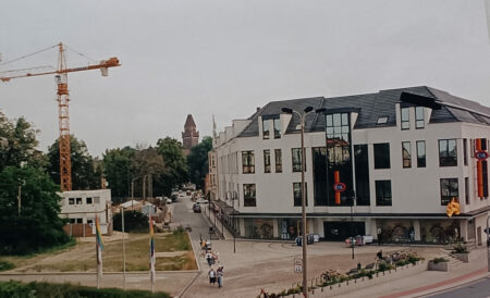 Deutlicher Baufortschritt im Juni 1996 - aber die Kräne über den Dächern von Cottbus drehten sich noch für einige Jahre weiter Foto: CGA-Archiv/Stefan Fischer