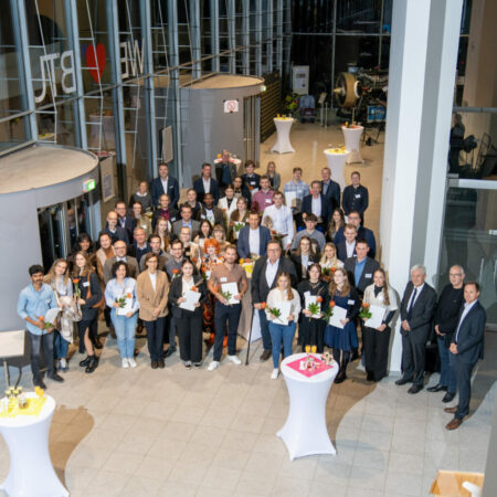 Die Stipendiaten gemeinsam mit ihren Stipendiengebern und der Hochschulleitung der BTU im Zentralen Hörsaalgebäude der UniversitätFoto: BTU / Sascha Thor
