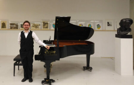 Person steht am Klavier