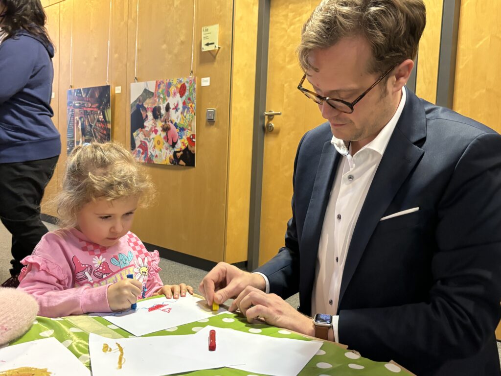 Kinder machen das Rathaus in Senftenberg bunt