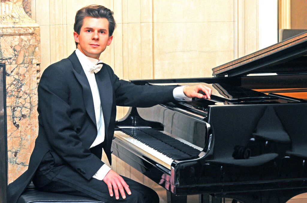 Gastspiel von Pianist Roman Salyutov