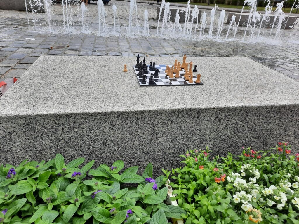 Schach am Brunnen