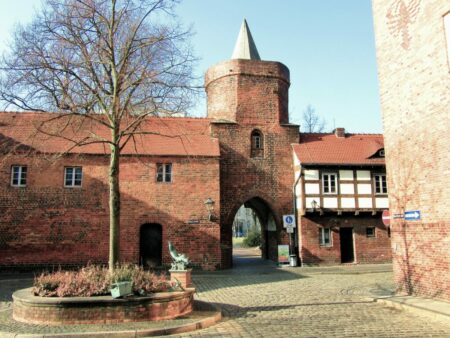 Mauerstrasse mit Lindenpforte und Postkutscherdenkmal 2015 02 20