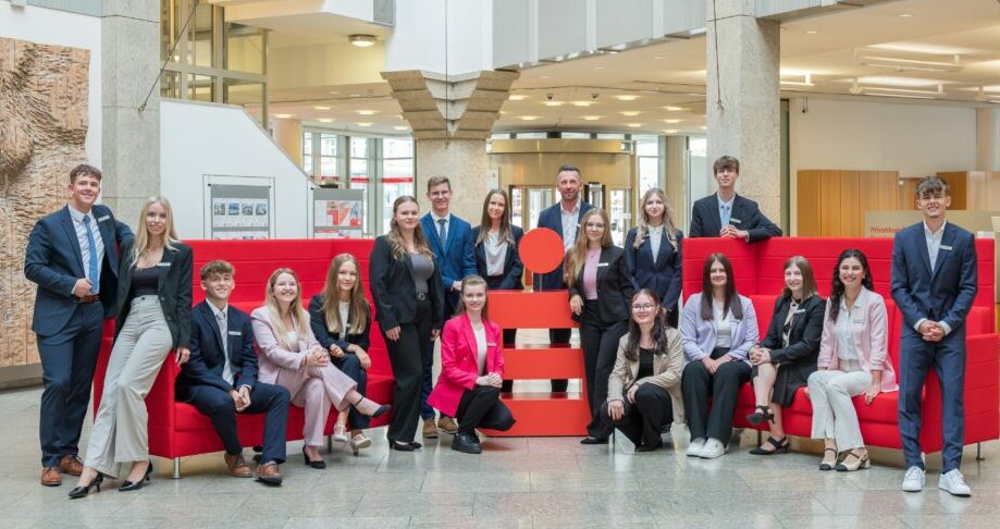 Foto Sparkasse startet Ausbildung 17 Azubis und Ausbildungsleiter Marco Klose e1724404318793