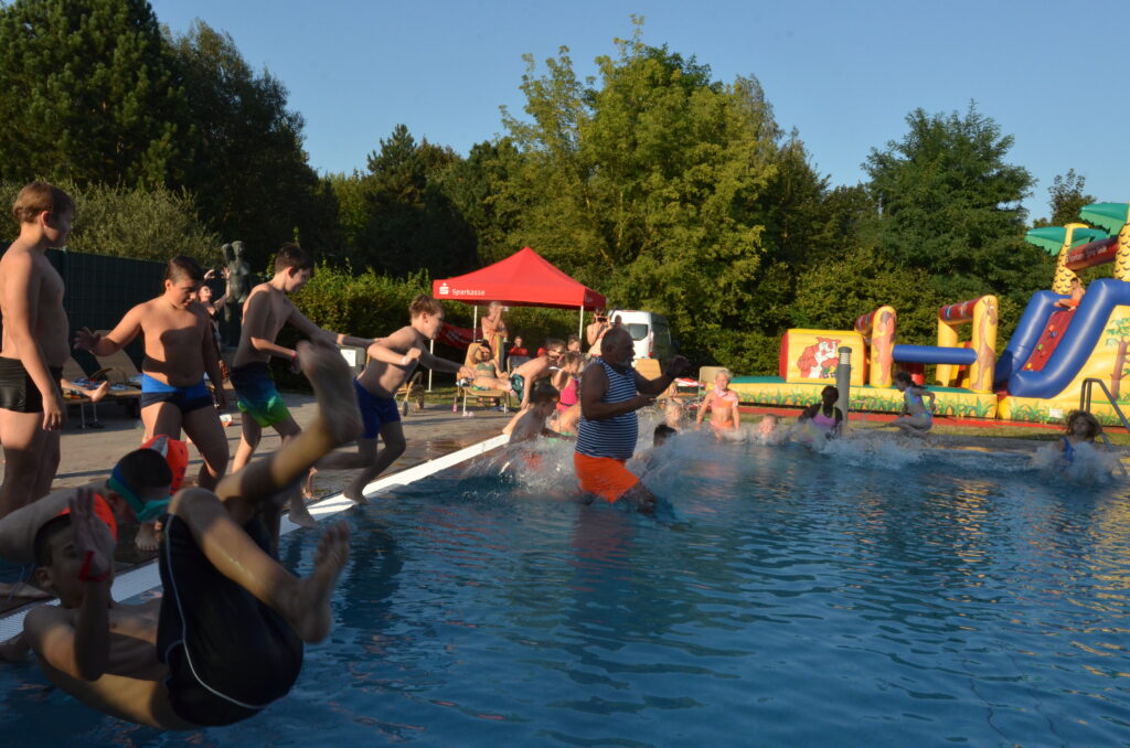 Große KNAX-Poolparty in der Gubener Schwimmhalle