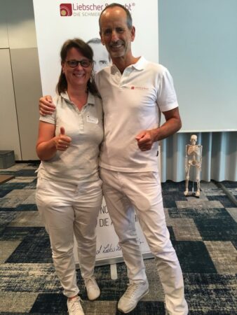 Rückenschmerzen wirksam bekämpfen: Petra Fietze-Jank mit Roland Liebscher-Bracht