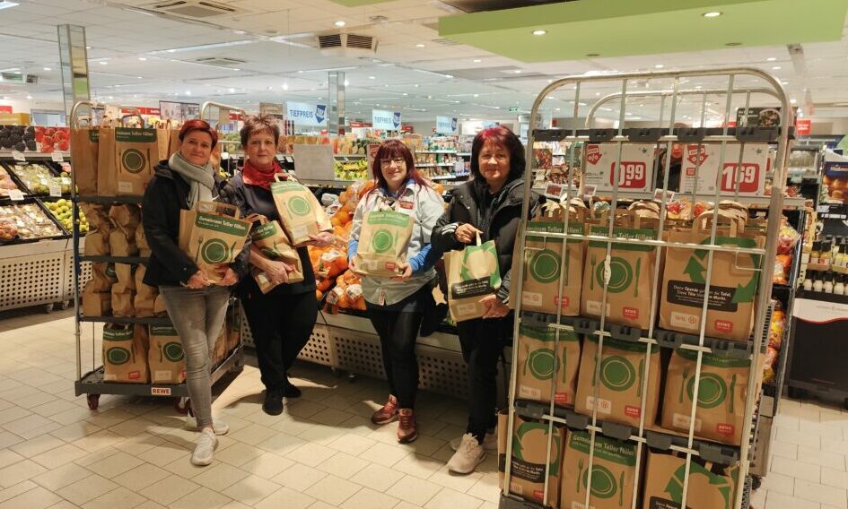 Cottbus: REWE-Kunden unterstützen Gefüllte Teller durch volle Tüten