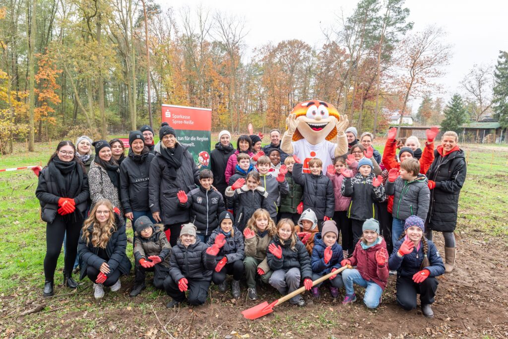 Schüler pflanzen 1.500 neue Bäume für Cottbus