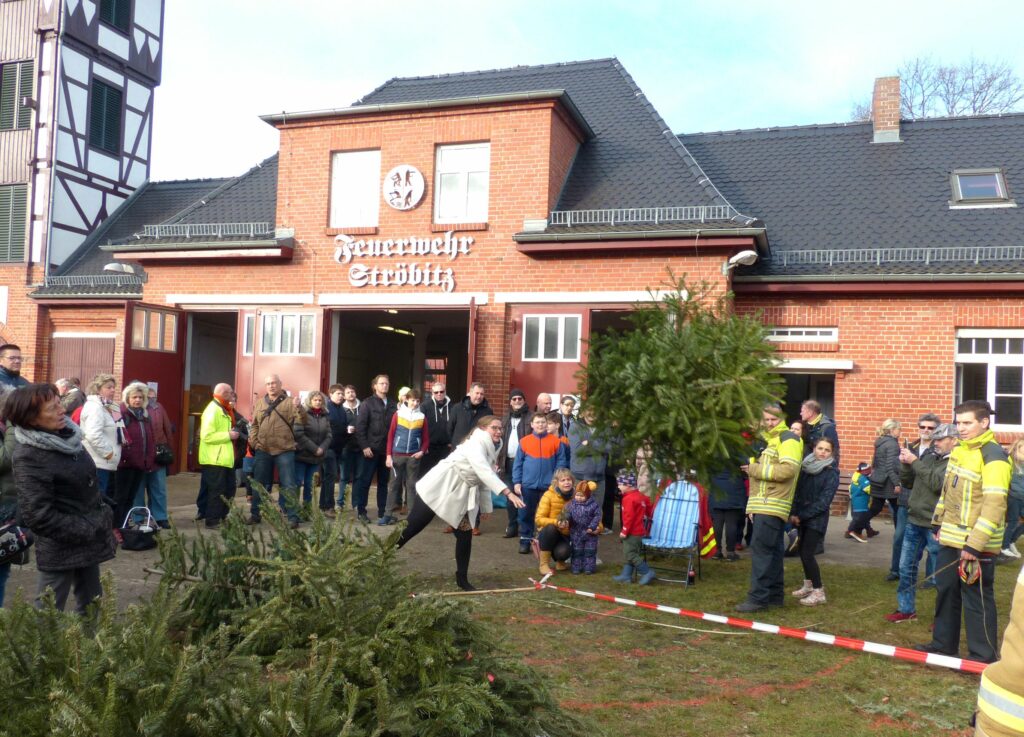 Weihnachtsbaumweitwurf bei der Feuerwehr Cottbus Stroebitz Foto K. Moebes