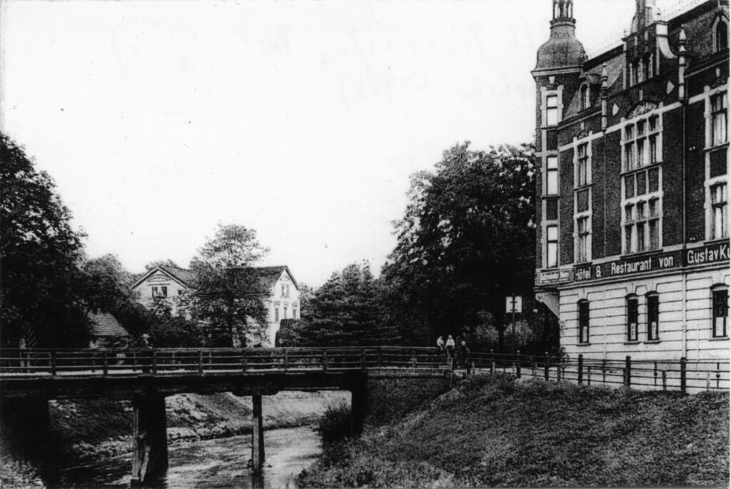 Fabrikandenvilla und Hotelgebäude an der Gubener Egelneiße