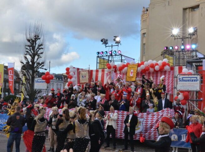 Zug der fröhlichen Leute am Sonntag in Cottbus