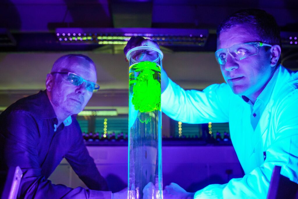 Leuchtende Flüssigkeiten: Experimentalvorlesung der BTU- Kinderuni