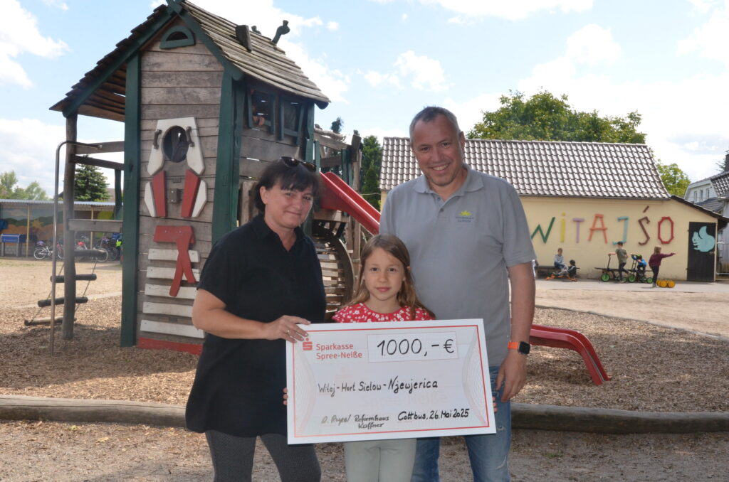 Reformhaus Kaffner übergibt Spende an Sielower Hort für Kinderfreuden