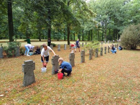 Säubern der Grabsteine