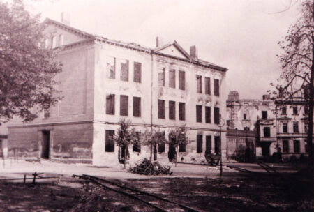 zerstörte 1. Gemeindeschule Wallstraße 49 mit der Bibliothek im Jahr 1945