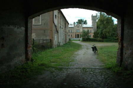 Gutshof zum Schloss von Liebesitz