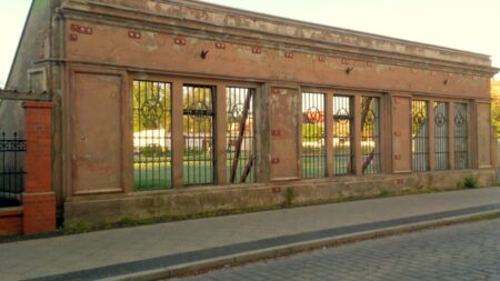 Neben der Villa: Flachbau mit Hasselbach & Westerkamp-Fenstern.