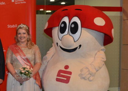 Die 33. Forster Rosenkönigin Stefanie III. und Glückspilz Winni.