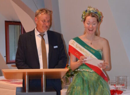 Sparkassendirektor Thomas Schmitt und die Spreenixe Lucy Haschik.