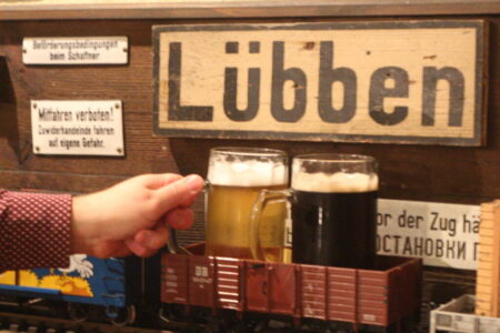 Getränke kommen per Modelleisenbahn an jeden Tisch