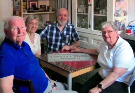 Schild Gubener Wolle Werk II zurück in Guben