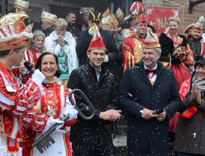 Tobias Schick, Dr. Markus Niggemann, Doreen Mohaupt übergaben ohne zu zögern den Rathausschlüssel