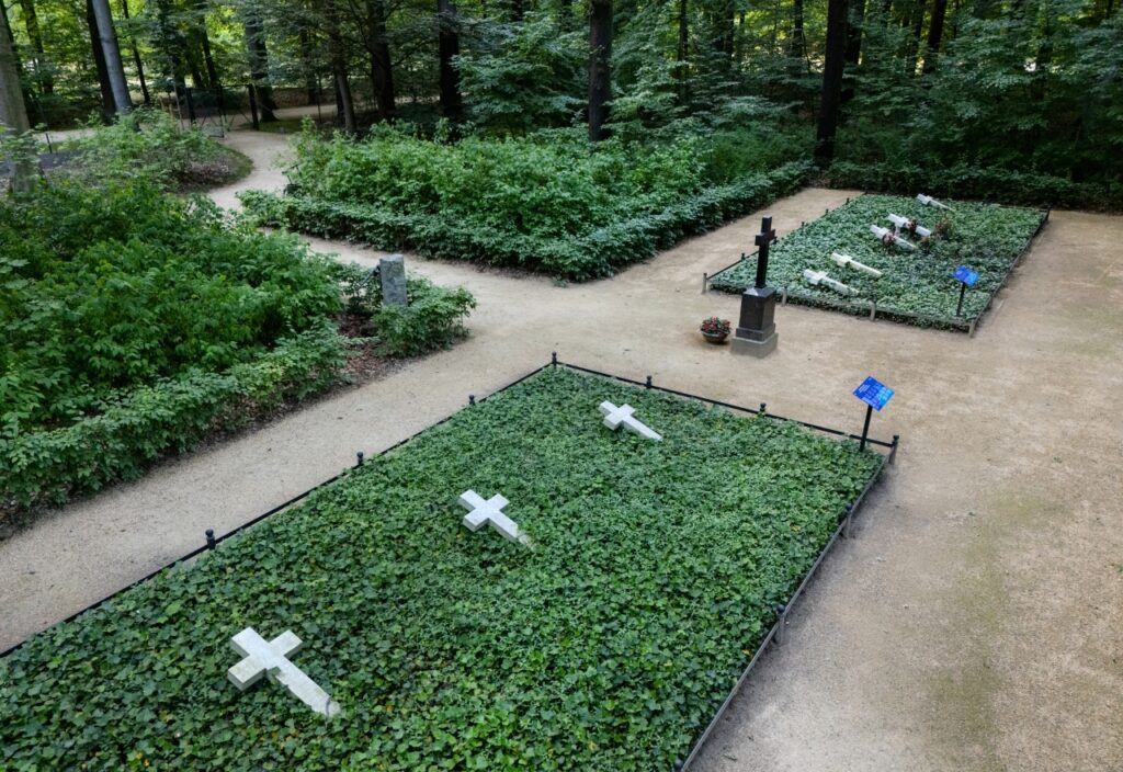 Erbbegräbnis der Grafen Pückler im Branitzer Innenpark vollständig