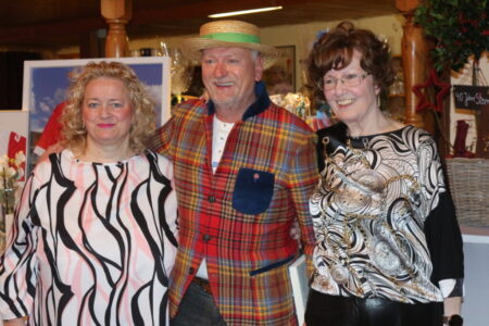 Gastronom Olaf Schöpe, bekannt vom Waldhotel und der Peitzer Radlergastronomie, kam mit original BuGa-Hut zur Schlodder-Party