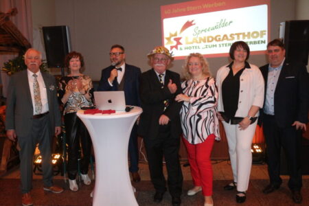 Die Schlodder-Franke-Familie beim Jubiläum am 2. November 2025 mit Moderator Ronny Gersch