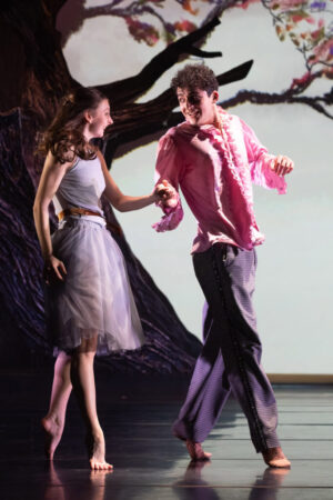 Aschenbrödel (Kate Farley) und ihr „Junger Mann“ (Jorge Conceptión Leal).