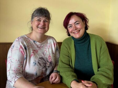 Glücksbotin Mandy Sprejz spricht über das Glück mit Ellen Zaroban aus Cottbus