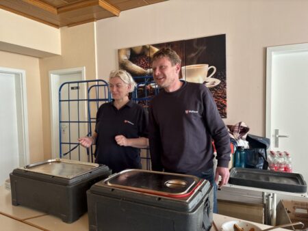 Momente der Nähe - Malteser verteilen Essen und Kleidung in Cottbus