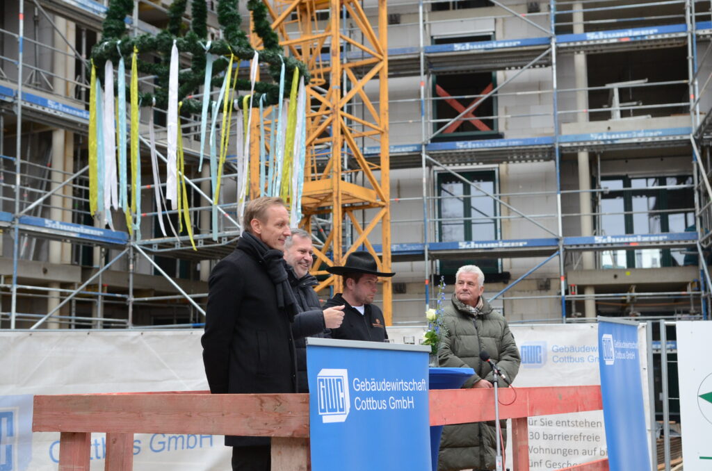 Gebäudewirtschaft Cottbus feiert Richtfest in der Briesmannstraße