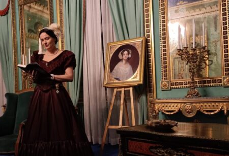 Die polnische Schauspielerin Joanna Koc präsentierte im Branitzer Salon als Herzogin von Sagan