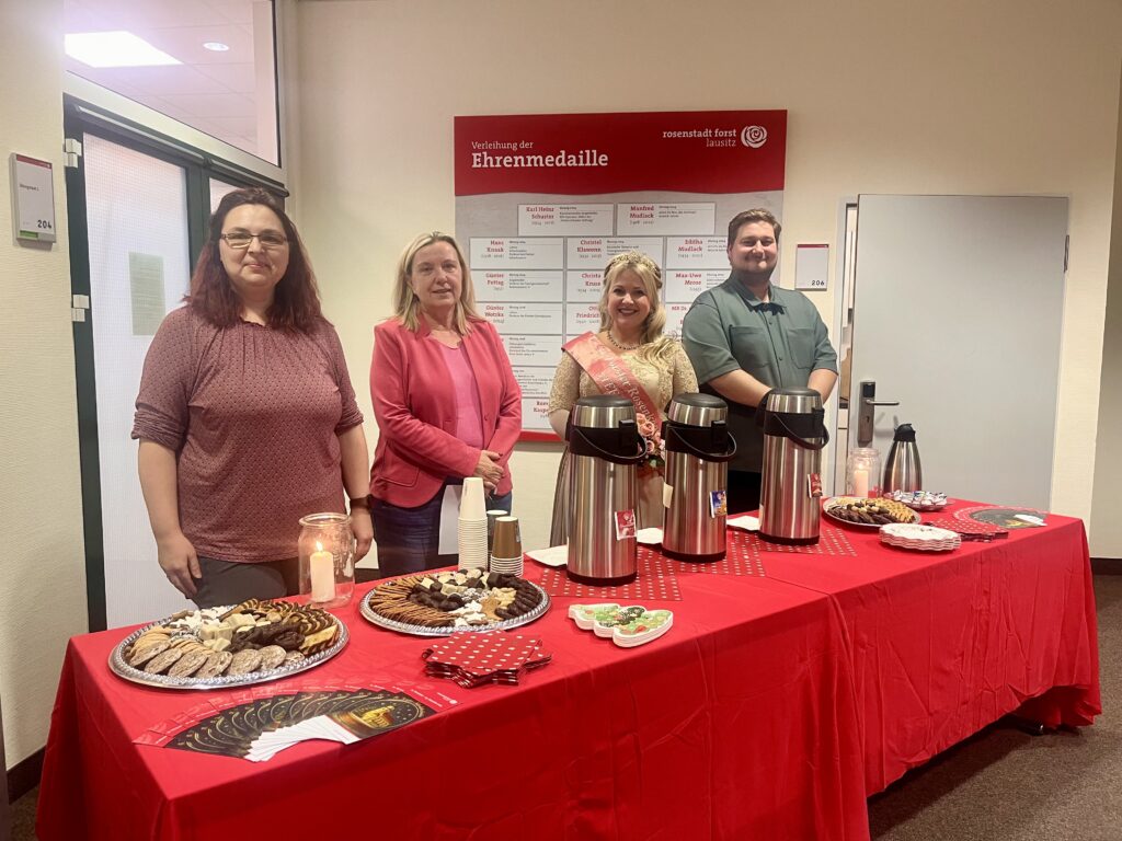 Adventskalender: Erstes Türchen im Rathaus Forst eröffnet
