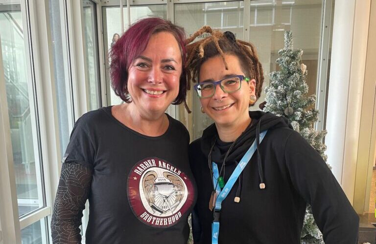 Glücksbotin Mandy Sprejz spricht über das Glück mit Sozialarbeiterin Kristin Lorenz