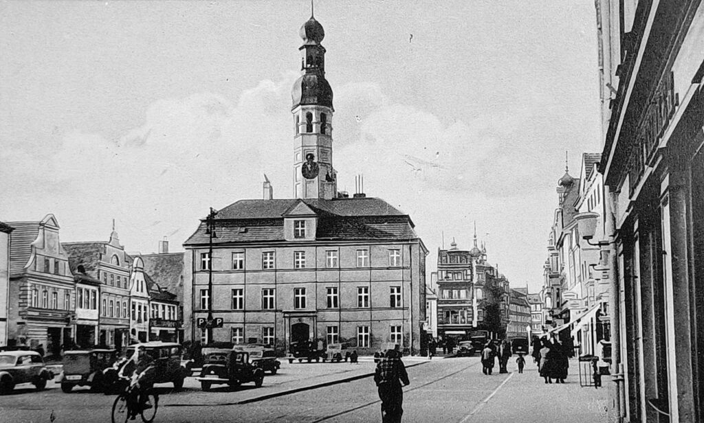 Cottbus: Das Alte Rathaus und hinten das Neue