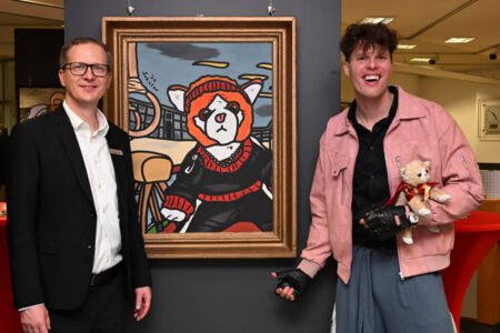 André Müller, Direktor der Direktion Cottbus-Nord der Sparkasse Spree-Neiße, ist von den Bildern des Cottbuser Künstlers Martin Schüler (r.) begeistert