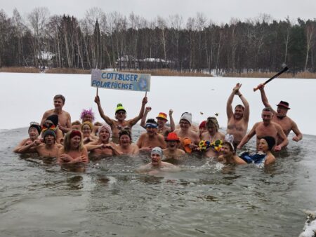 Die Cottbuser Polarfüchse trafen sich am Silvesternachmittag am Sachsendorfer Badesee